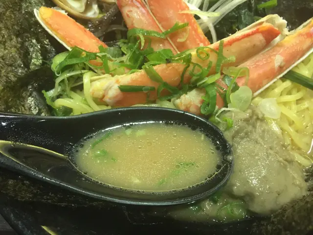 豚骨湯外層看起來透光,但入口沒有油膩的感覺,
反而入口順滑香濃,帶少許黏口的感覺