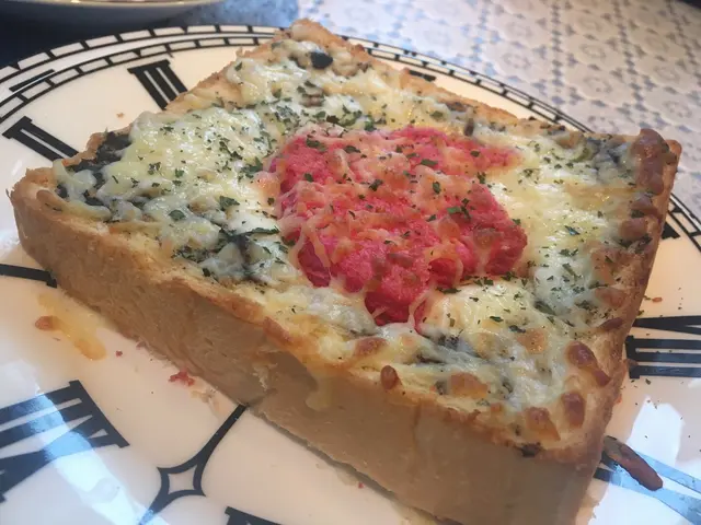 Alice’s Pink Tea Pot (黑松露芝士忌廉夜烤多士)