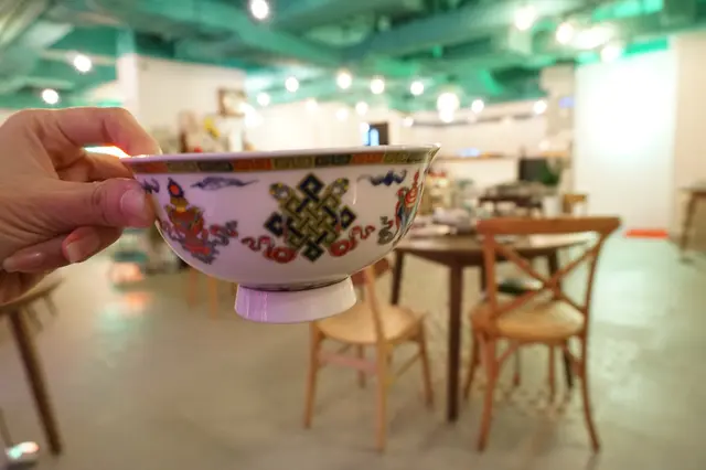 在歌聲、舊物、氣氛的調度下,任憑誰也會覺得這家店美得令人目炫。