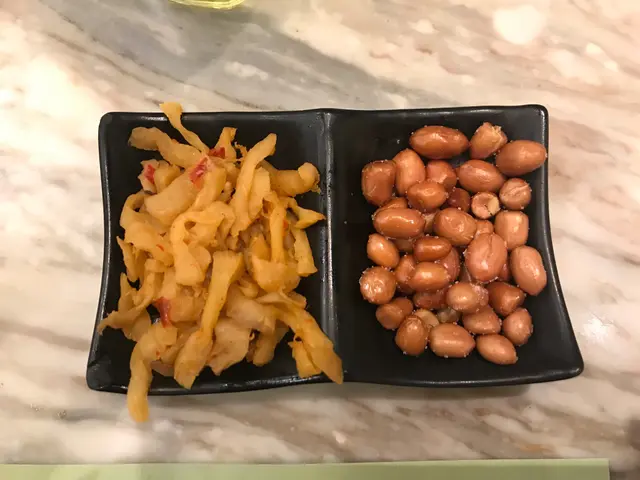 跟晚上中茶一樣，有花生等小食佢前菜，味道合格