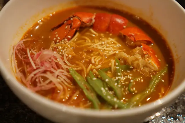 湯身以雜魚加上龍蝦熬足5小時,淺淺的湯身有濃郁的海鮮香氣