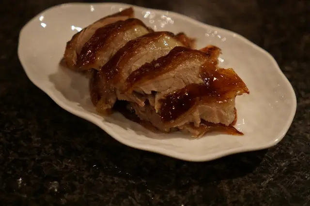 皮連肉的部分油潤、嫩滑兼而有之,以青瓜、蔥絲、海鮮醬裹上餅皮同吃,最忠於傳統的味道。