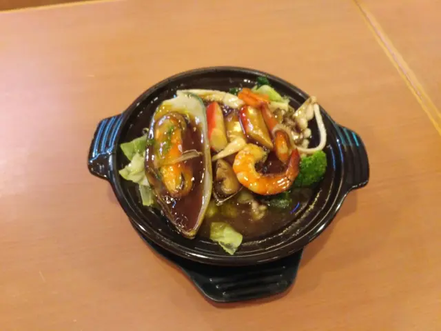 海鮮雜菜煲 因為得一份炒雜菜唔夠分 叫多個菜煲 有驚喜 好靚喎 個底全部都係菜 但係我地食食下都飽飽地 每人食多一兩啖 清埋佢 都幾好