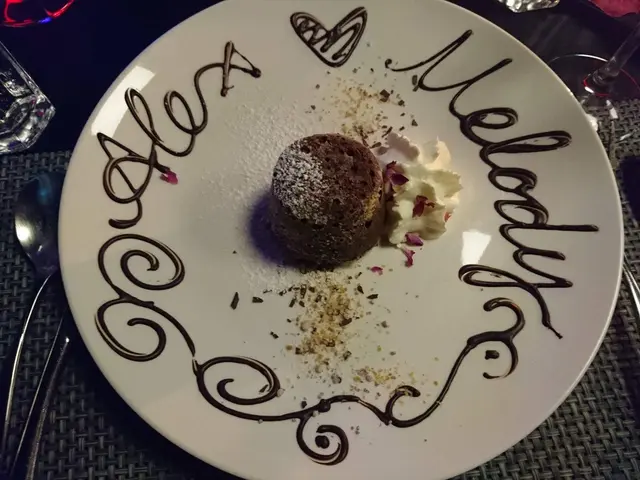 朱古力香濃,配玫瑰忌廉伴吃,味覺很豐富,碟邊朱古力扭花字是一絕