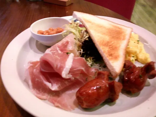 豐富全日早餐,炒蛋嫩滑火腿香濃。