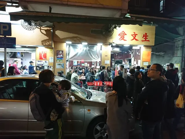 真係好多人等位!企到成條街都係!企到出曬馬路!