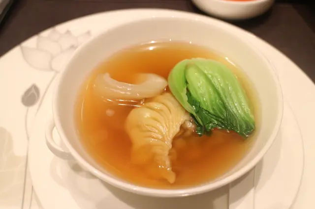 高湯花膠灌湯餃 (Poached Dumplings in Superior Broth with Fish Maw and Bamboo Piths)