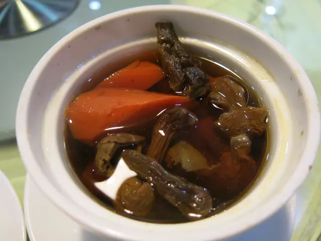 原盅燉姬松茸淮山燉甘筍黑毛豚肉湯(位上)