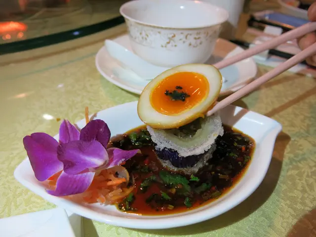 茶燻流心蛋拌黑魚子醬配厚切茄子