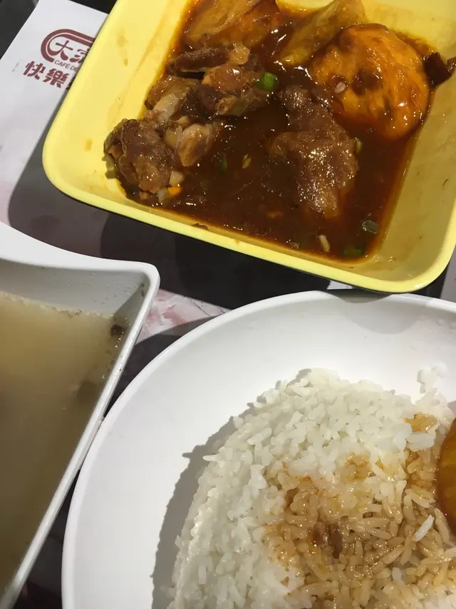 豬軟骨加番薯配唔知咩汁甜過我碗湯。