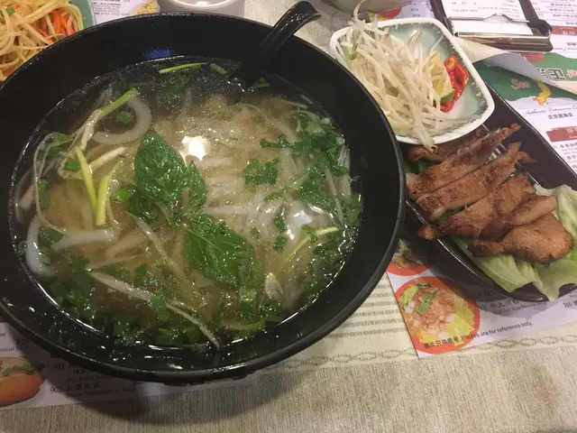 湯也是偏甜，但無咩味精，附有芽菜及指天椒粒（夠辣）。香茅豬排不是juicy type，但不會很乾，味道適中不over，附有lemon角