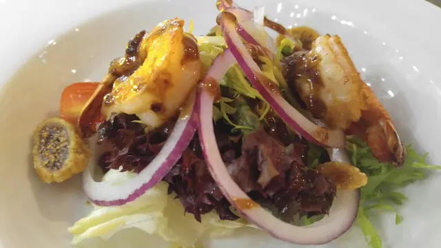 沙律食材好新鮮，特別係紫洋蔥， 有甜味。但個汁相對就冇乜特別，所以我特要求了黑醋和橄欖油。