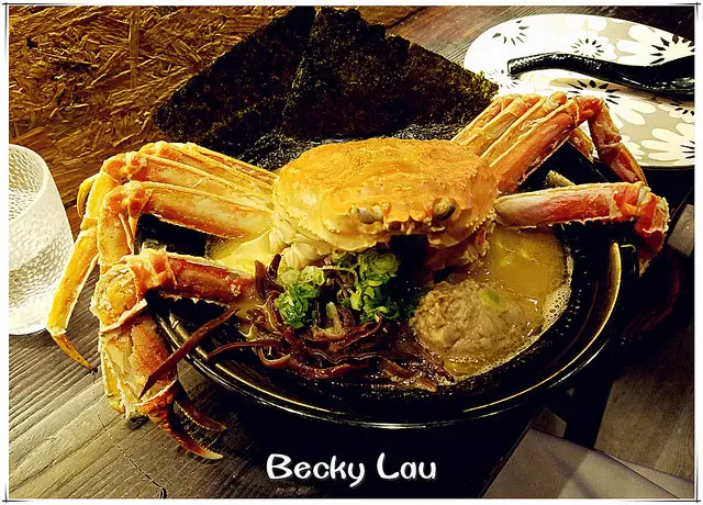上桌夠霸氣，超大隻松葉蟹原隻鋪上拉麵上面，更有大量蟹膏