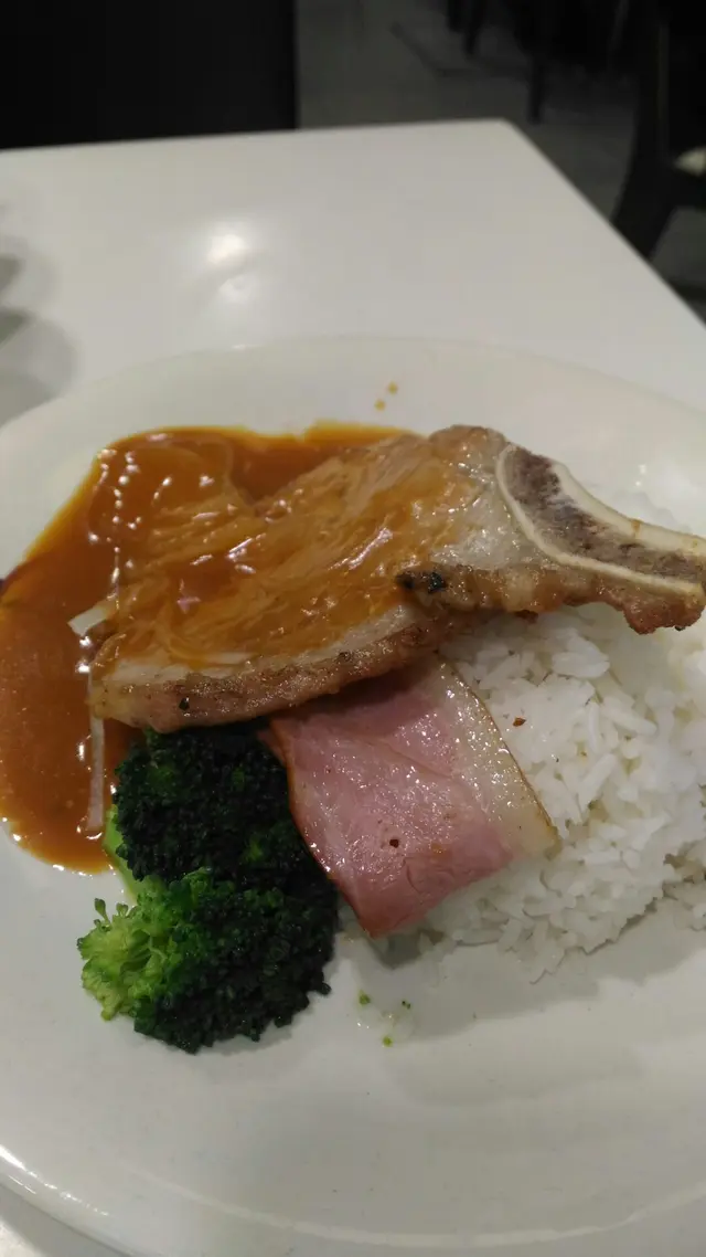 洋蔥豬扒拼煙肉飯