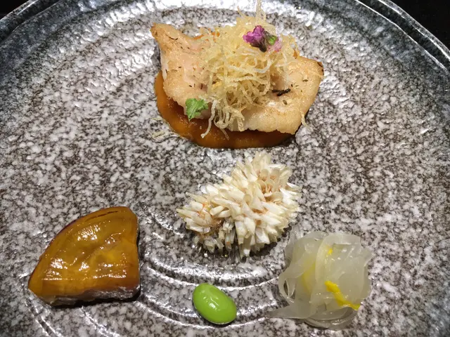 金鯛（即馬頭魚）配番茄蔬菜蓉、炸魚鳞、豆、番薯、醋漬洋蔥