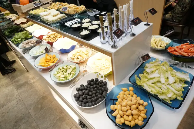 各式丸子是牛気的強項，鱈魚豆腐、墨魚丸、芝士丸、菠菜丸、龍蝦丸、獅子狗芝士腸、蟹柳.....還有放題稀客台灣香腸呢！