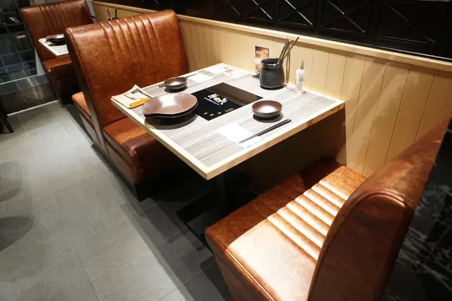 高身沙發卡座寬敞舒適，也保有一定私密性。