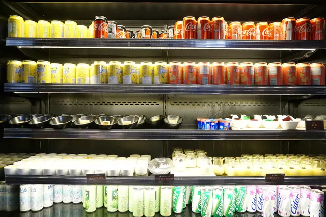 飲品置放在大型雪櫃，汽水以韓系為主、也有啤酒、熱飲供應。