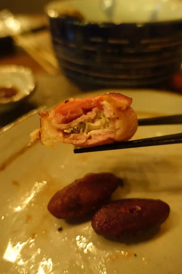 煙肉生蠔卷是鮮美與鹹鮮的配搭，兩者一濃一淡配合得天衣無縫！