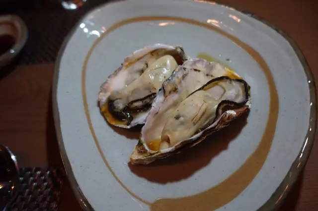 燒熟後的日本蠔顯得其身型依然豐滿！鮮嫩爆汁而甘香！