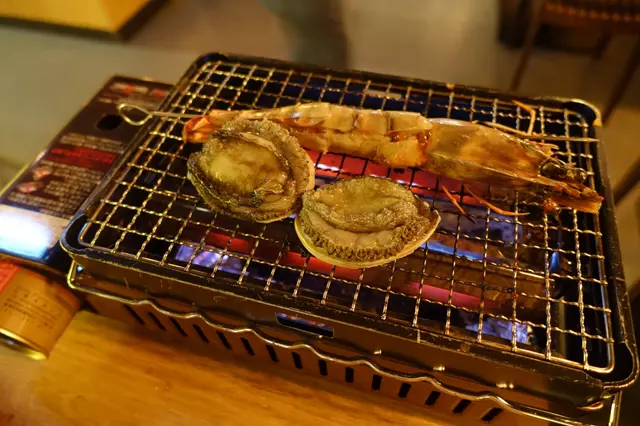 在燒製過程，鮑魚熱到跳舞！可見貨源新鮮！