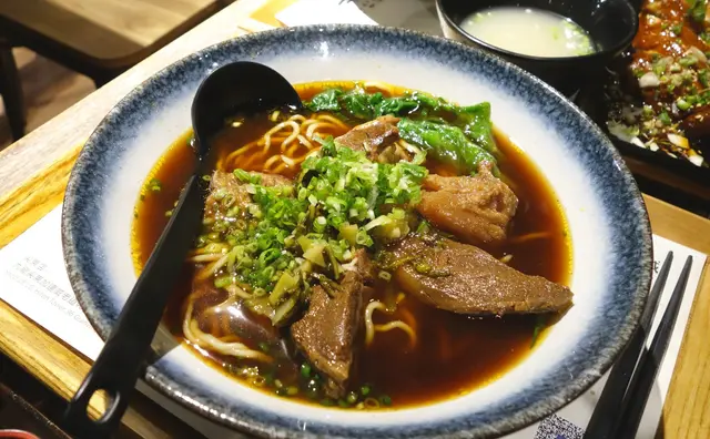 深色的湯頭用豆瓣醬熬製, 調味鹹淡適中, 算是濃厚甘醇, 亦帶點微辣