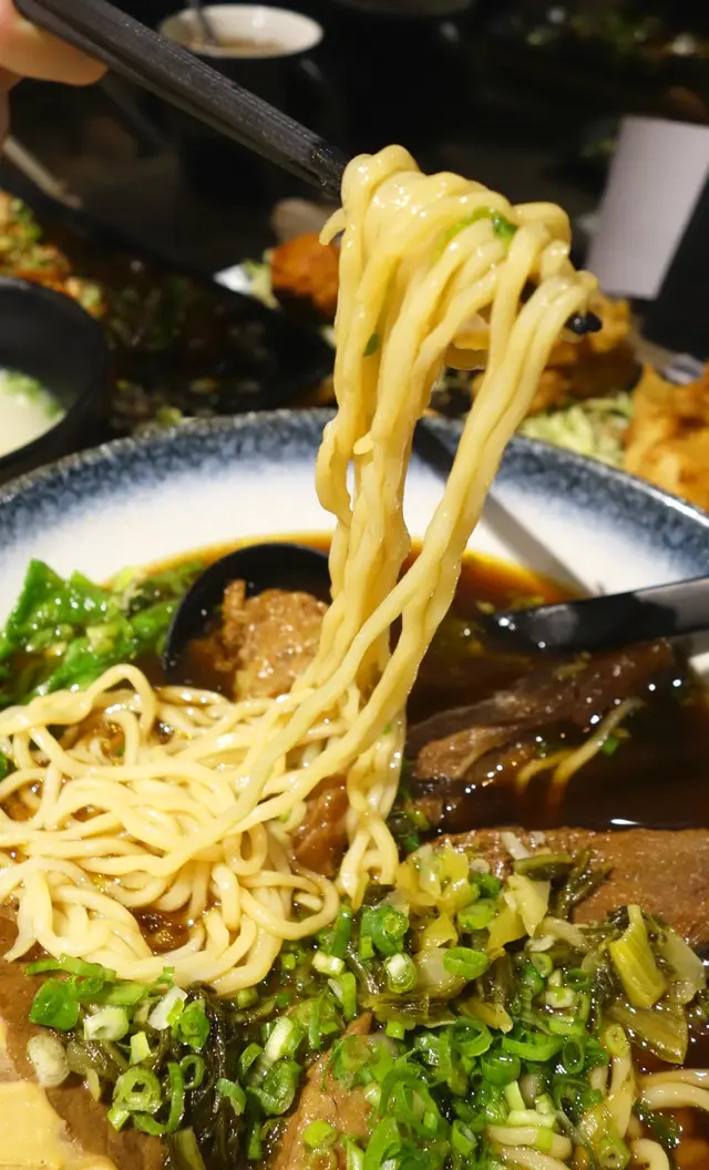 麵條是偏幼身那種, 感覺有點像拉麵, 彈牙但煮得偏腍軟