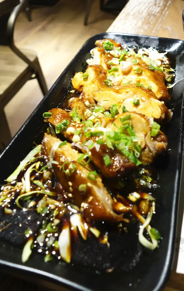 雞扒用醬油煮過, 雞皮亦呈深色而十分入味的狀態