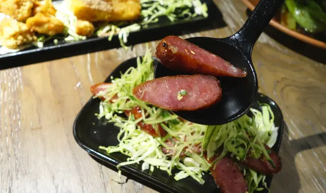 腸衣更有煎香的痕跡, 十分惹味令人停不了口