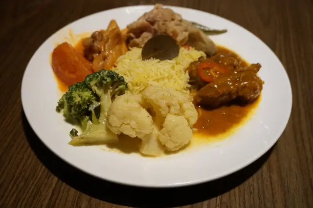 紅酒燴牛腩,印度咖喱飯做得相當出色