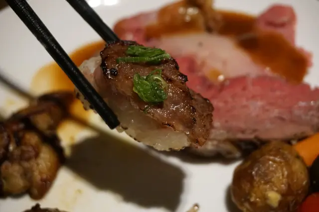 小小的一件炙燒佐賀牛壽司,令油香滲入飯粒中,只嫌牛肉分量太少了,還是壽喜燒來得暢快