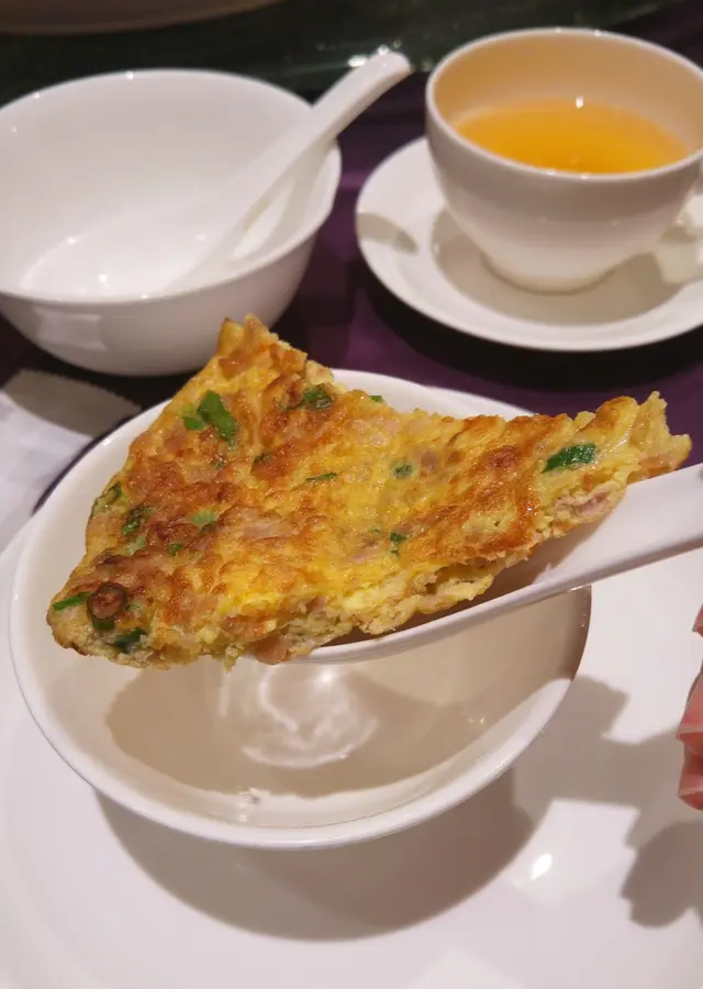 內裡滿是蔥花, 還有菜脯的鹹香爽脆, 令這碟簡單的潮汕風味相當味美不俗