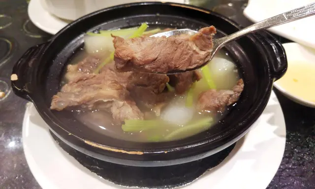 牛腩的肉比筋位多, 油花也偏少, 與軟綿腍滑仍有點距離