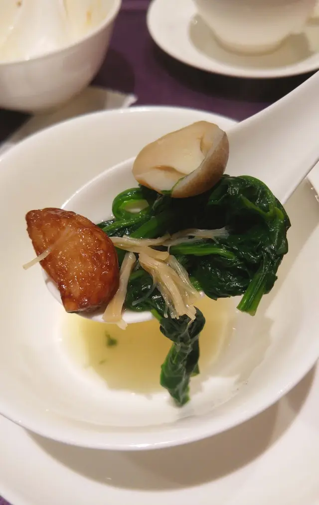 大大粒炒至金黃的蒜粒明顯搶了不少風頭, 與清恬的配料同食, 令平凡菜蔬大大增加香氣程度