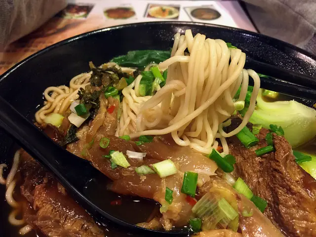 「士林皇牌」既signature dish一律可選陽春麵、米線、菜飯同埋白飯做主食,總有一款啱你!