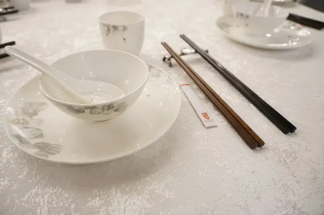 餐具印上柔美的水墨畫