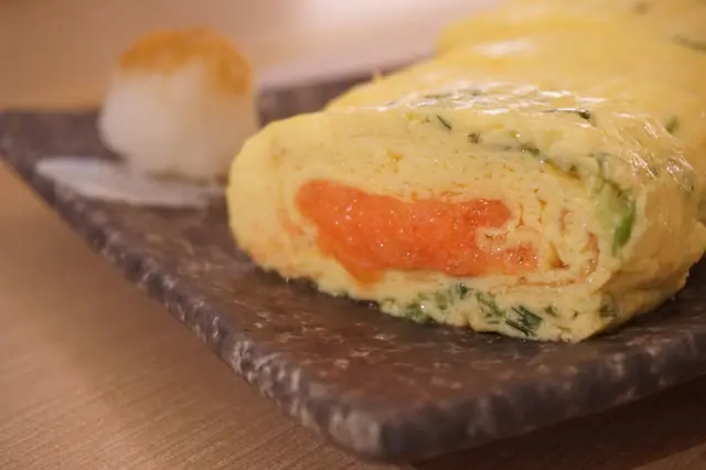 蛋卷看上去十分鬆軟,以薄薄的蛋皮覆捲而成,呈現細密的層次