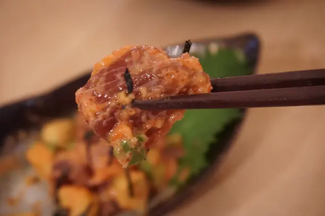 吞拿魚刺身、牛油果配搭上明太子,令沙律集咸香與辛辣於一身。