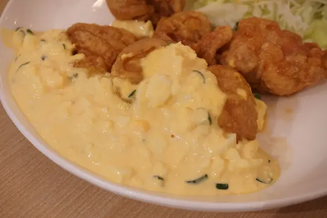 有酸香的自家制他他醬作綴