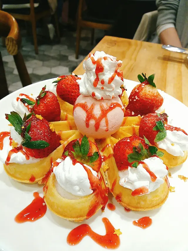 鮮草莓雪糕窩夫