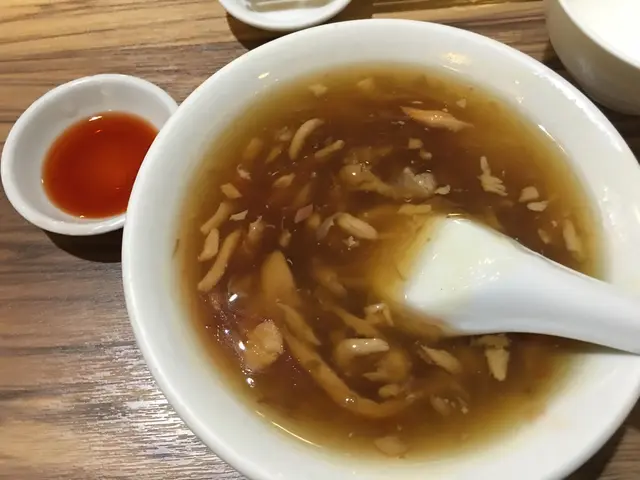 A.紅燒雞絲翅+排骨菜飯