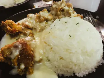 芝士忌廉汁酥炸雞扒飯