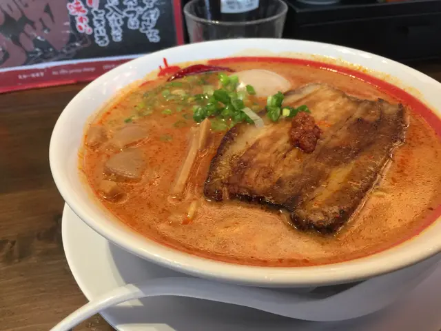 辛辣炙燒豚肉味玉拉麵