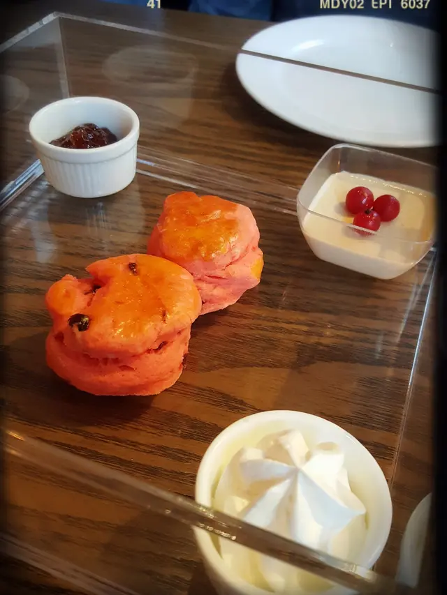 紅莓鬆餅配鮮忌廉及果醬