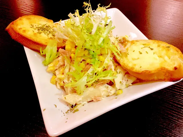 芝士蒜蓉包+吞拿魚長通粉沙律