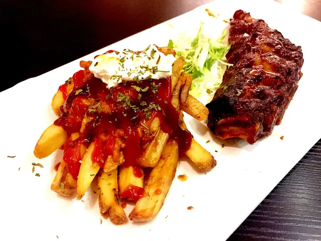 醬燒豬仔全骨配肉醬薯仔屋鋪天薯條