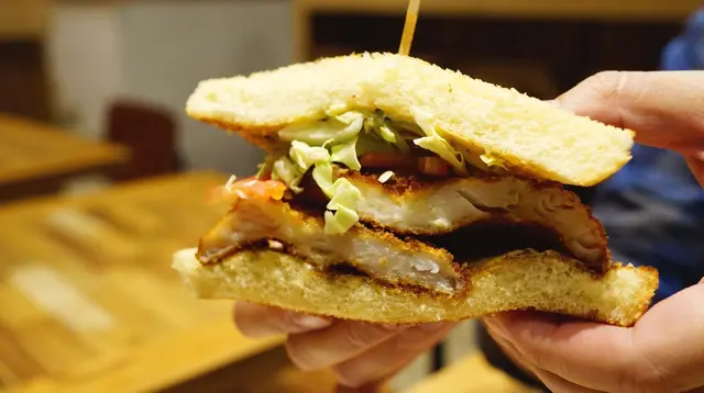 剛剛炸起熱辣辣, 疊起的厚度需要雙手握實拿穩