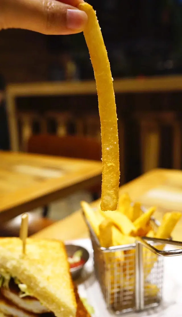 外香內糯夠惹味, 加了鹽調味, 蘸上茄醬更是香口