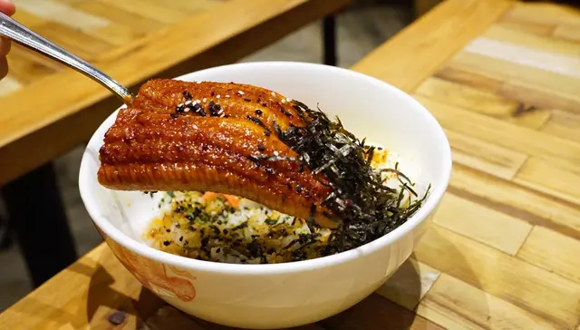 鰻魚肥大肉厚, 烤得金黃焦香, 皮香肉嫩