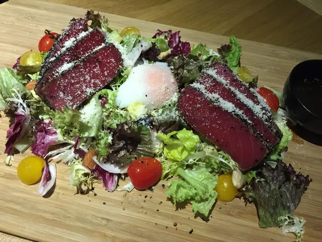 沙律用料十足,
除了份量十足的吞拿魚他他,
還有多款新鮮爽脆的沙律菜、車厘茄、牛油果和果仁等,🥗
淋上令人開胃的柚子沙律汁,
加上店員着我吃前先把溫泉蛋戳破,把蛋汁均勻地拌着沙律吃,感覺更滑溜!